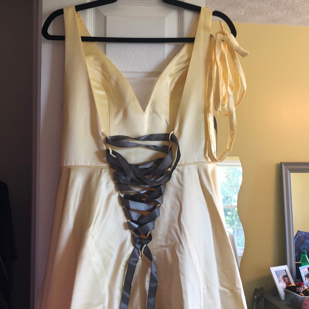 🌻Yellow Prom/FormalDress W/ Mesh Panel In Front🌻 - Picture 5 of 7